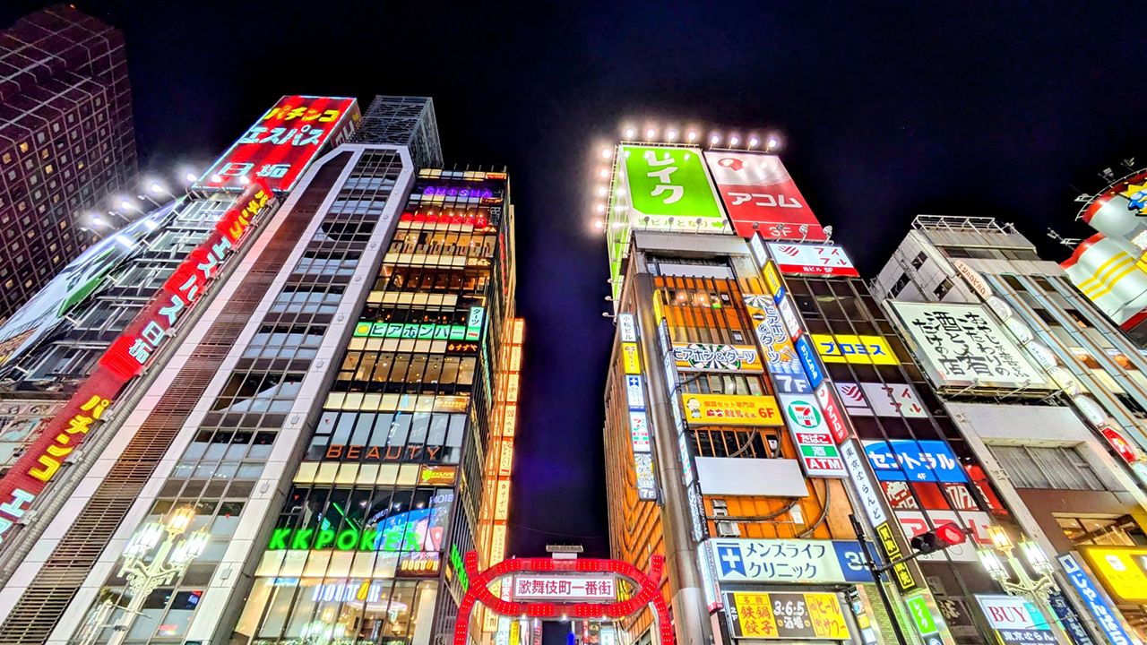 新宿駅東口エリアの特徴